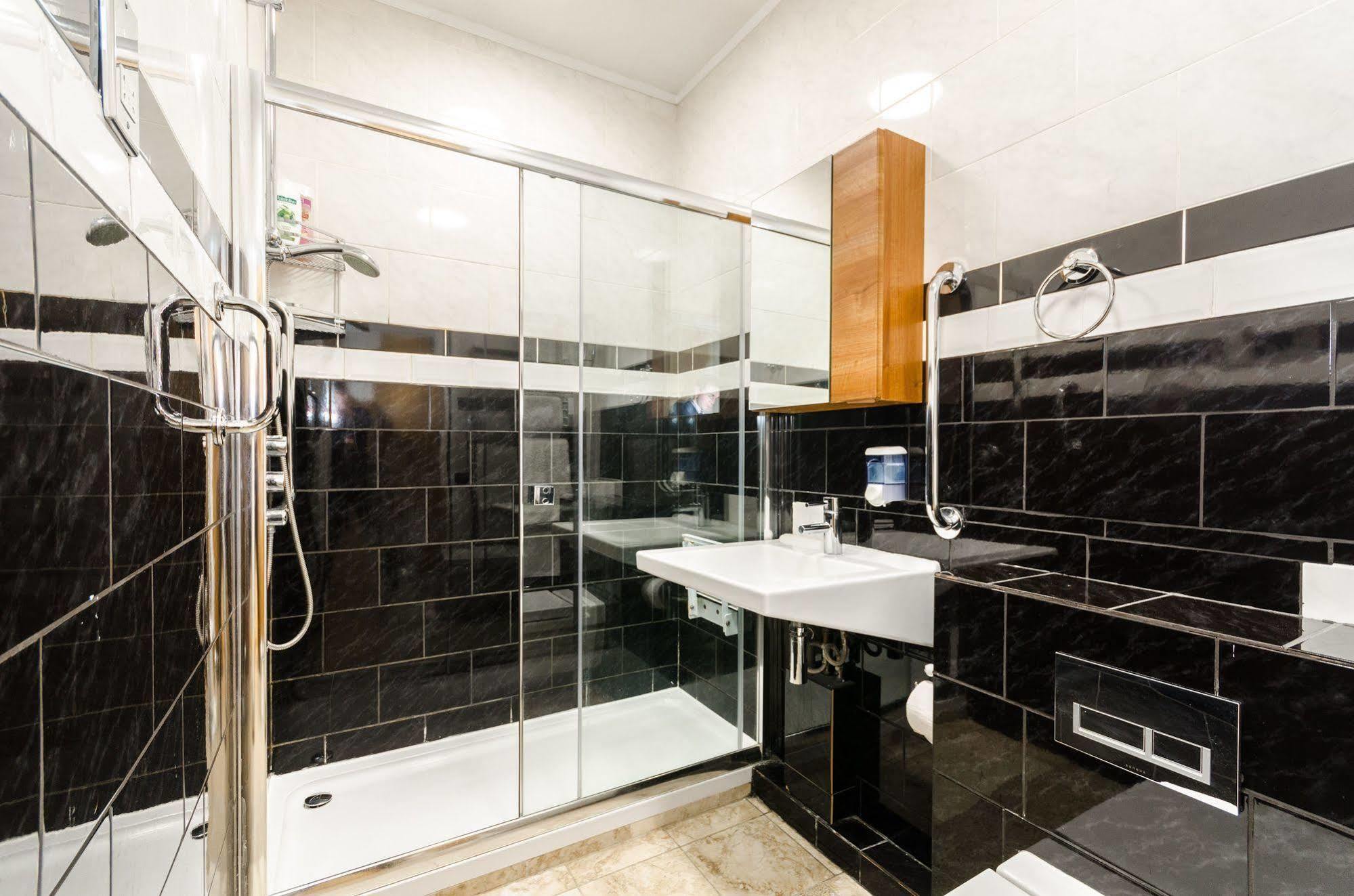 Milestone Apartments Лондон Екстериор снимка