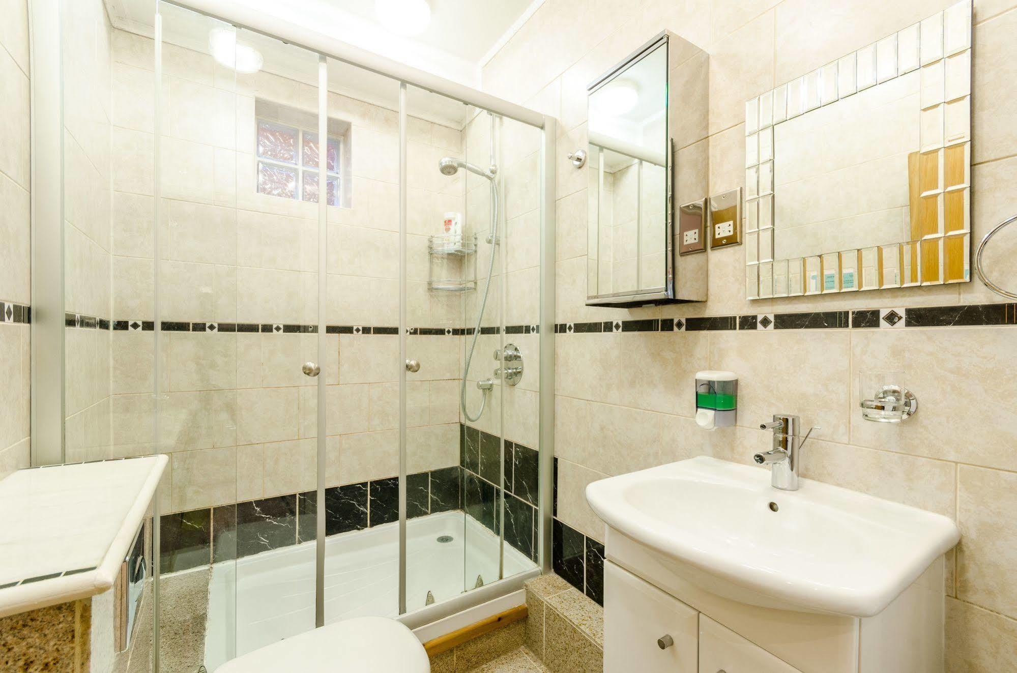 Milestone Apartments Лондон Екстериор снимка
