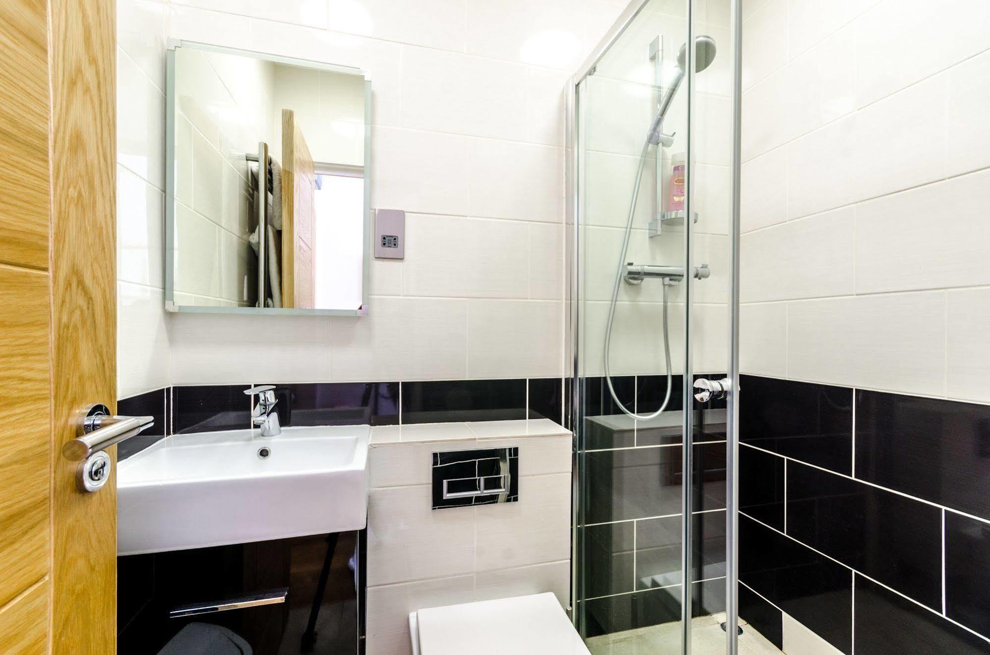 Milestone Apartments Лондон Екстериор снимка