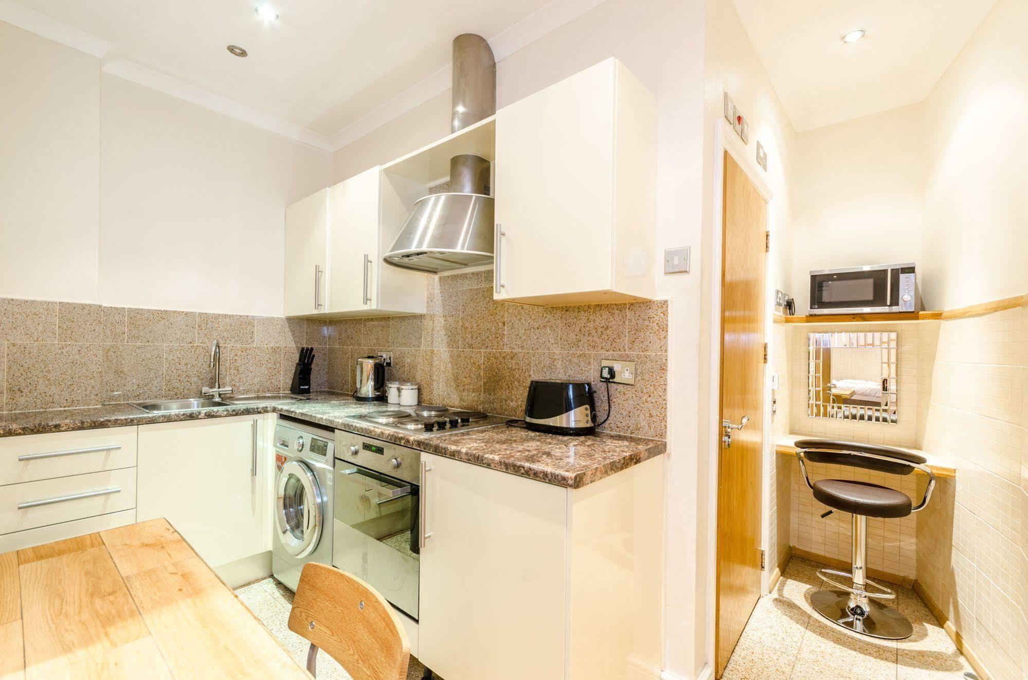 Milestone Apartments Лондон Екстериор снимка